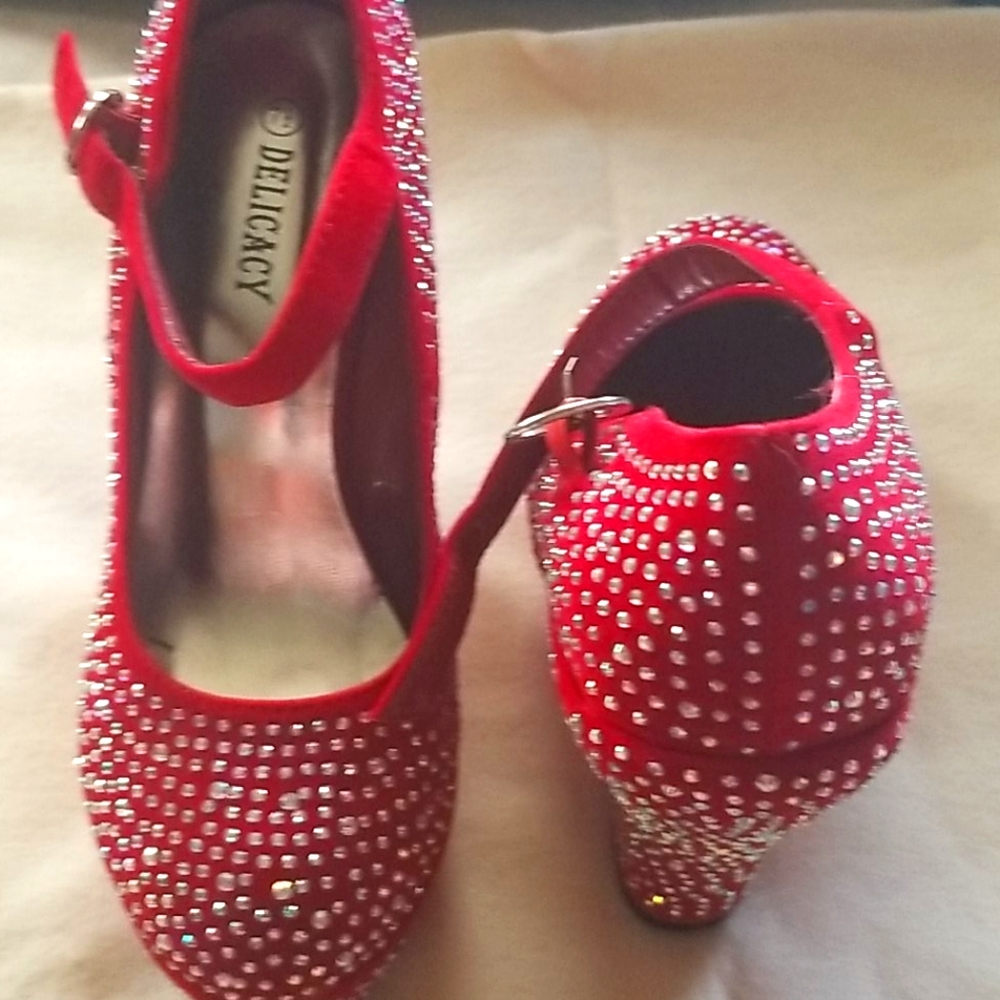 New Delicacy 5 in plztform Red/Silver beads. 71/2